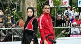 Dalam sebuah video yang diunggah di akun Instagram pribadinya, Inara terlihat pertama kali menyentuhkan tangannya ke tangan pelatih, pria yang berdiri di antara dirinya dan Ricky Harun. Tak lama, Ricky juga mengulurkan tangannya, tetapi hanya menyentuh bagian lengan sang pelatih, seolah-olah menghindari kontak langsung dengan Inara. Sikap Ricky ini dinilai sebagai upaya menjaga jarak karena mereka merupakan lawan jenis. (Liputan6.com/IG/@mommy_starla)
