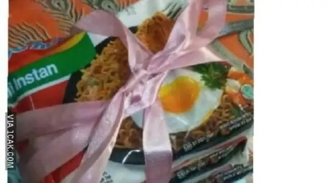 8 Potret Kado Valentine Versi Low Budget Ini Bikin Geleng Kepala