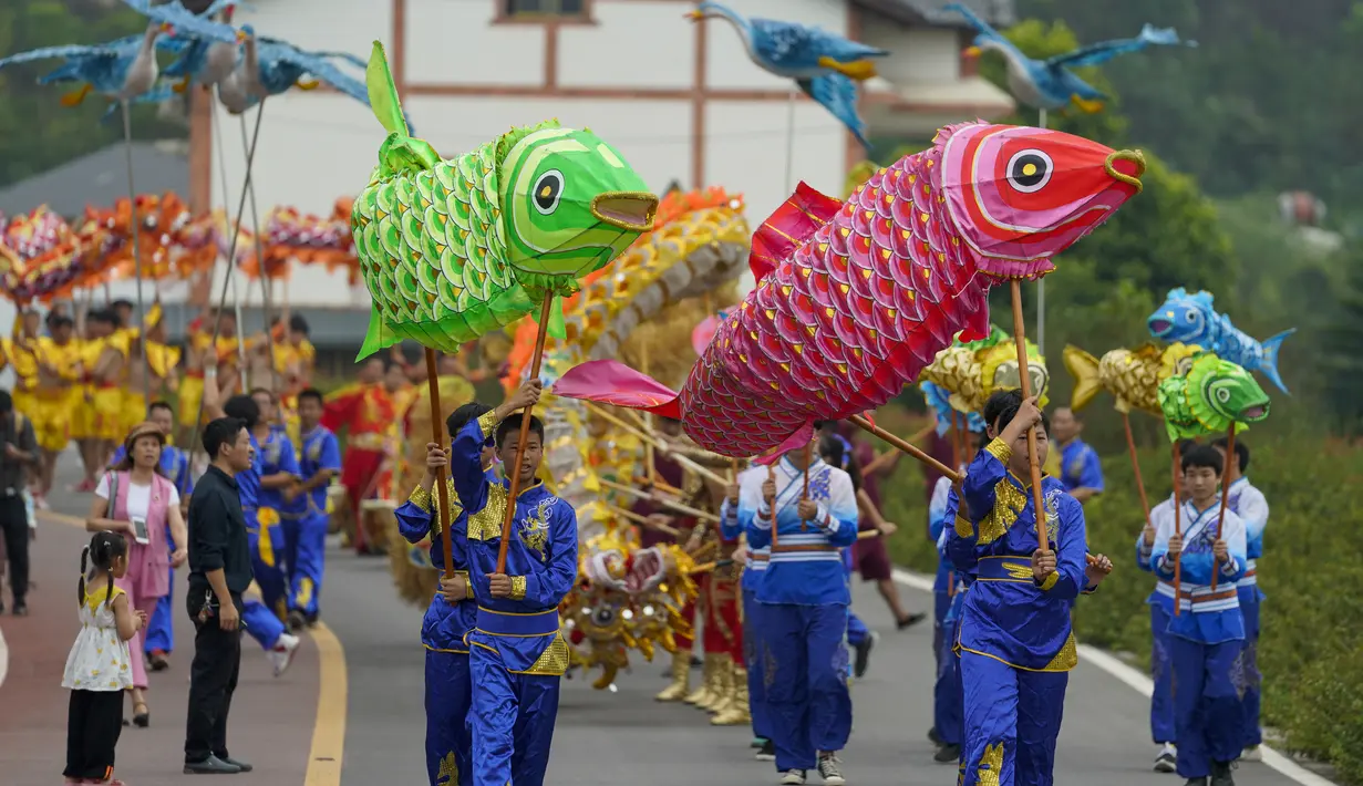 FOTO: Pertunjukan Tari Naga Warnai Festival Panen Petani China - Foto