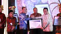 Wali Kota Palembang Harnojoyo mendapat penghargaan dari Ombudsman RI (Liputan6.com / ist - Nefri Inge)