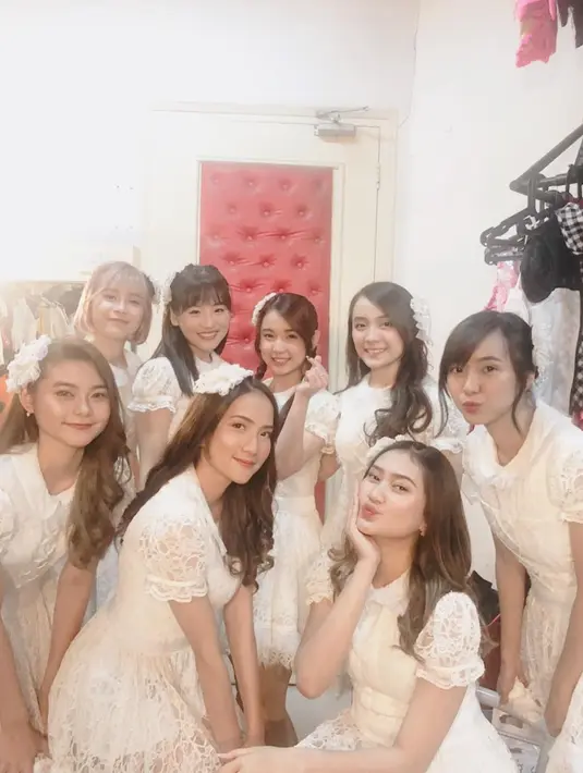 Sebagai member generasi ketiga, Cesen kerap abadikan momen setelah show di teater JKT48. Cesen saat jadi member ini berfoto bersama para member seperti Haruka, Melody, Feni dan lain-lain. (Liputan6.com/IG/ceseniy)