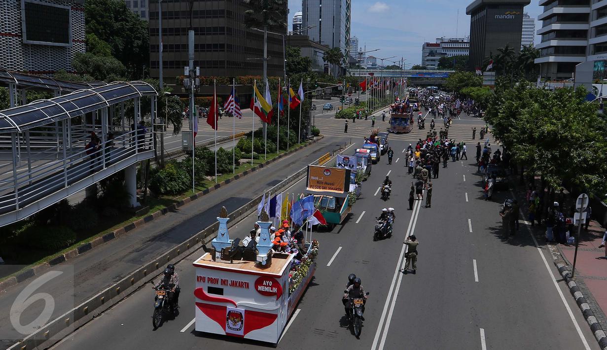 Iring-iringan mobil karnaval para pasangan Cagub DKI Jakarta saat melintas di Thamrin, Jakarta, Sabtu (29/10). Selain mekukan karnaval mobil hias, ke tiga pasangan Cagub tersebut juga melakukan deklarasi pilkada damai. (Liputan6.com/Angga Yuniar)