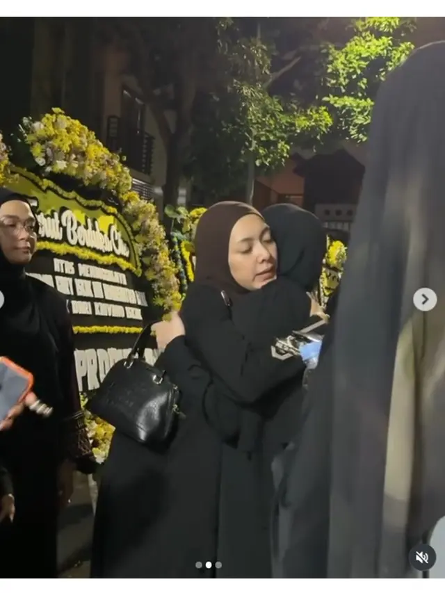 5 Momen Tya Ariestya Melayat ke Rumah Duka Gary Iskak, Beri Semangat Richa Novisha
