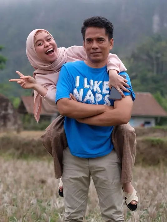 Momen gemas Lesti dan sang Ayah berpose ditengah sawah. Kasus KDRT yang dialami penyanyi dangdut ini diperparah dengan kabar perselingkuhan yang dilakukan Rizky Billar. (Instagram/@lestykejora)