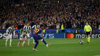 Lamine Yamal dari Barcelona mencetak gol penalti, gol ketiga timnya selama pertandingan leg kedua babak 16 besar Liga Champions antara FC Barcelona dan Newcastle United FC di Barcelona, ​​Spanyol, Kamis (19-3-2026) dini hari WIB. (AP Photo/Joan Monfort)