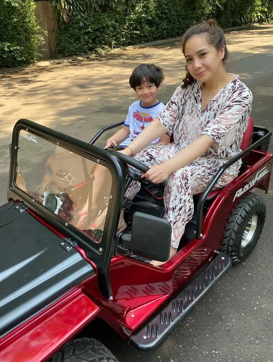 Lewat vlog bersama ayu Dewi, Gigi bercerita tentang kali pertamanya mengenal cinta di massa remaja. Tepatnya saat duduk di bangku SMP, Gigi berpacaran dengan laki-laki yang jarang ditemui secara langsung, hanya lewat telepon. (Instagram/raffinagita1717)