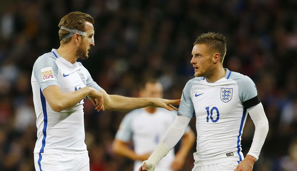  Dua penyerang Inggris, Harry Kane dan Jamie Vardy berdiskusi tentang taktik saat melawan Belanda pada laga persahabatan di Stadion Wembley, London, Rabu (30/3/2016) dini hari WIB. Belanda menang 2-1.  (Reuters/Darren Staples)