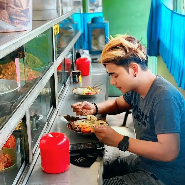 Potret 8 Artis saat Makan di Pinggir Jalan, Tetap Santai