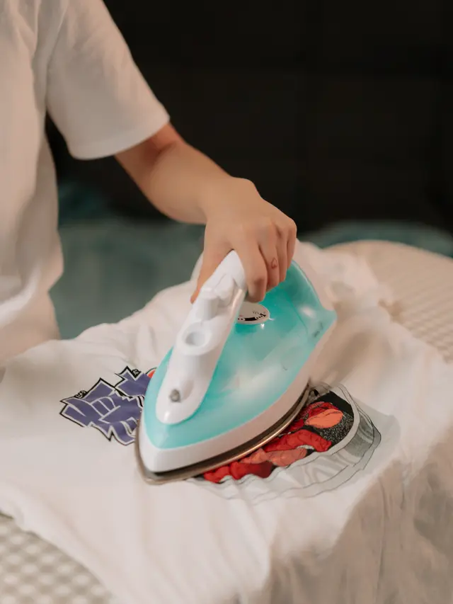 Cara menyetrika dan melipat kaus