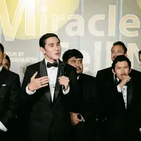 Hanung Bramantyo, Vino G. Bastian, dan para bintang Miracle In Cell No. 7. (Foto: Dok. Instagram @vinogbastian__)