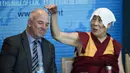 Dalai Lama menunjuk ke arah Dewan Komisaris Eropa untuk Hak Asasi Manusia, Nils Muiznieks saat ia pidato di Dewan Eropa di Strasbourg, Perancis, Kamis (15/9). Ini adalah kunjungan Eropa pertama Dalai Lama setelah lima tahun. (AFP PHOTO/Frederick Florin)