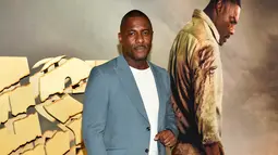 Aktor Idris Elba saat menghadiri pemutaran perdana film Beast di Museum of Modern Art, New York, Amerika Serikat, 8 Agustus 2022. Aktor berusia 49 tahun itu tampak gaya dalam setelan abu-abu-biru berkilau dengan kerah berpuncak. (Photo by Evan Agostini/Invision/AP)