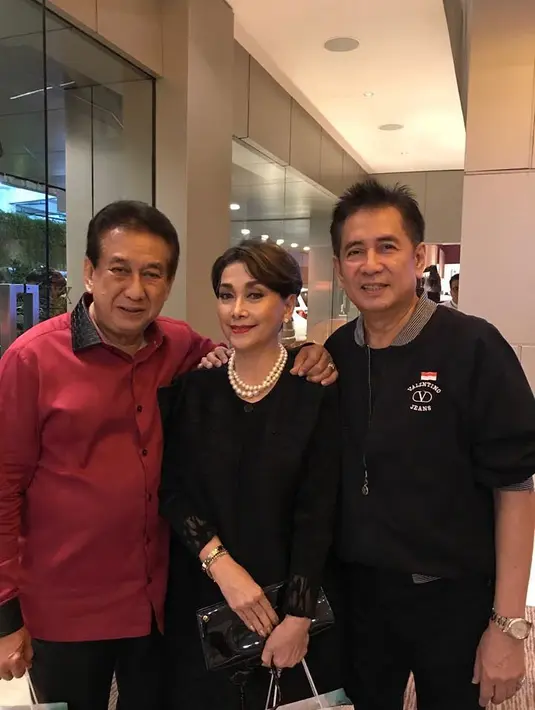 Tak ada yang tidak mengenal Sys, baik itu di kalangan seni maupun dunia politik. Semasa hidupnya, Sys berkecimpung di dunia tarik suara, peran hingga politik. Bahkan, ia merupakan pendiri partai Demokrat. (Instagram/Sys_Ns)