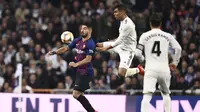 Duel antara Luis Suarez dan Casemiro pada laga semfinal Copa Del Rey yang berlangsung di stadion Santiago Bernabeu, Madrid, Kamis (28/2). Barcelona menang 3-0 atas Real Madrid. (AFP/Oscar Del Pozo)