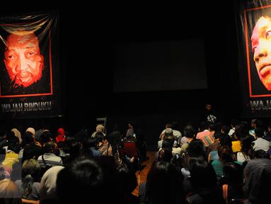 Poster almarhum Didi Petet terpampang di dalam Teater Luwes Institut Kesenian Jakarta, Cikini, Selasa (23/6/2015). Memperingati 40 hari kepergiannya, IKJ menggelar acara bertema 'Wajah Rinduku'. (Liputan6.com/Faisal R Syam)