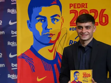 Gelandang muda Barcelona, Pedri telah resmi diumumkan sebagai penerima penghargaan Golden Boy 2021. Sebelum Pedri, tercatat 4 pemain muda di Liga Spanyol telah lebih dahulu meraih award yang diberikan bagi pemain muda U-21 terbaik dunia yang bermain di Eropa. (AFP/Lluis Gene)