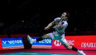 Aksi Jonatan Christie saat menghadapi Pakkapon Teeraratsakul dalam laga semifinal Indonesia Open 2026 yang berlangsung di Istora Gelora Bung Karno, Jakarta, Sabtu (6/6/2026). (Bola.com/Bagaskara Lazuardi)