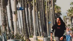 Penyanyi Marcello Tahitoe alias Ello saat beramain Cruiser Skateboards dengan rambut panjangnya yang diurai. Dalam karir bermusiknya Ello baru mengeluarkan album musiknya sebanyak 4. (Instagram/@marcello_tahitoe)