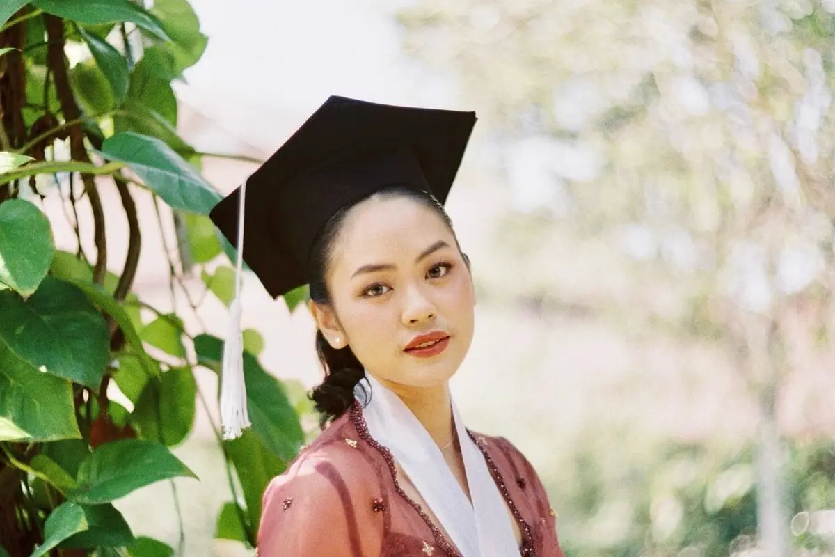Pesona Ayu Rania Yamin Kenakan Kebaya Wisuda Bergaya Kontemporer