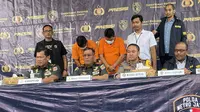 Tiga oknum TNI ditetapkan sebagai tersangka terkait temuan ratusan kendaraan hasil curian di Gudang Balkir Pusat Zeni TNI Angkatan Darat, Sidoarjo, Jawa Timur. (Liputan6.com/Ady Anugrahadi).