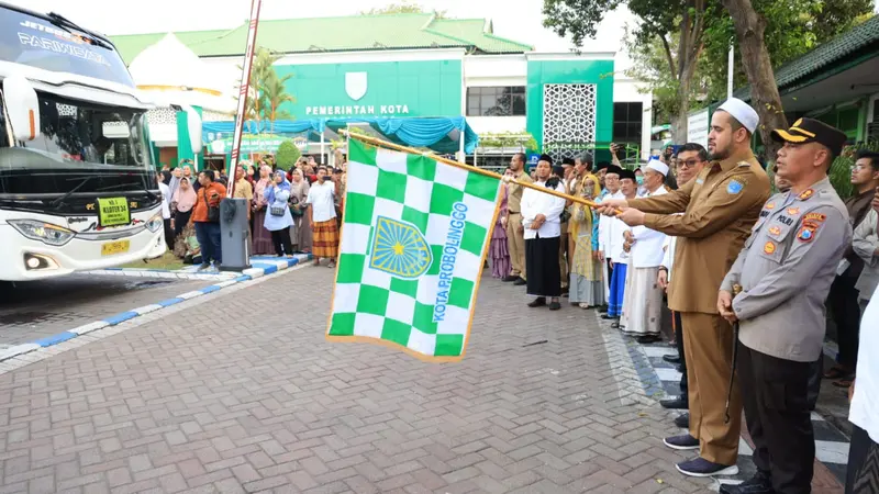 Wali Kota Probolinggo Habib Hadi Zainal Abidin memberangkatkan ratusan Jamaah Haji asal Kota Probolinggo  (Istimewa)