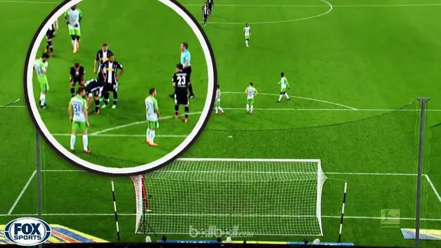 Berita video free kick unik Borussia Monchengladbach hasilkan gol torehan Christoph Kramer saat melawan Wolfsburg di Bundesliga 2017-2018. This video presented by BallBall.