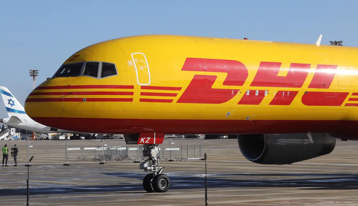 Pesawat milik perusahaan jasa pengiriman barang internasional DHL yang membawa gelombang pertama vaksin COVID-19 Pfizer mendarat di Bandara Internasional Ben Gurion, Tel Aviv, Israel, 9 Desember 2020. Israel memesan sekitar 8 juta vaksin Pfizer. (Xinhua/JINI/Marc Israel Sellem)