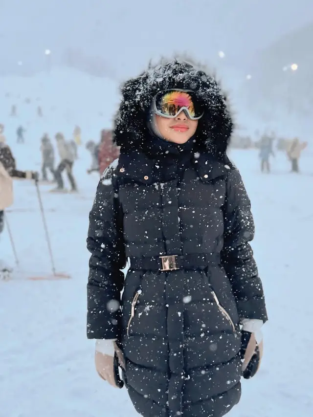 Gaya Publik Figur Menikmati Liburan Akhir Tahun di Negara Bersalju.