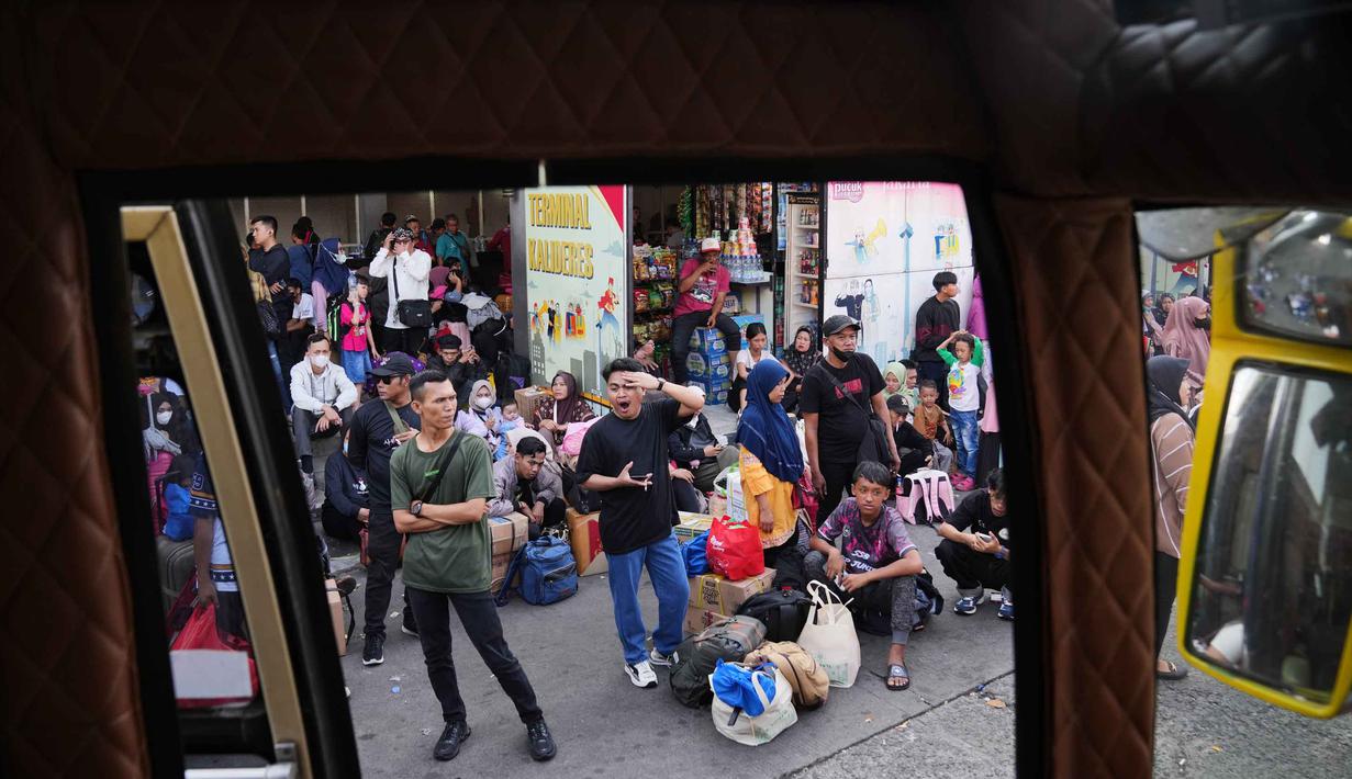 Para calon penumpang menunggu bus yang akan mengangkut mereka menuju kampung halaman menjelang libur Idul Fitri 1447 Hijriah sekaligus menandai berakhirnya bulan suci puasa Ramadan, di terminal Terminal Kalideres, Jakarta, Rabu 18 Maret 2026. Puncak arus mudik Lebaran di Terminal Kalideres, Jakarta Barat, terlihat pada Rabu (18/3/2026). (AP Photo/Dita Alangkara)