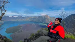 Host Jejak Petualang ini juga pernah mendaki gunung Rinjani di Lombok. Momen Medina menikmati pemandangan dari puncak Rinjani ini curi perhatian. Momen Medina bersantai di puncak Rinjani ini berhasil tuai atensi. (Liputan6.com/IG/medinakamil)