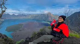Host Jejak Petualang ini juga pernah mendaki gunung Rinjani di Lombok. Momen Medina menikmati pemandangan dari puncak Rinjani ini curi perhatian. Momen Medina bersantai di puncak Rinjani ini berhasil tuai atensi. (Liputan6.com/IG/medinakamil)