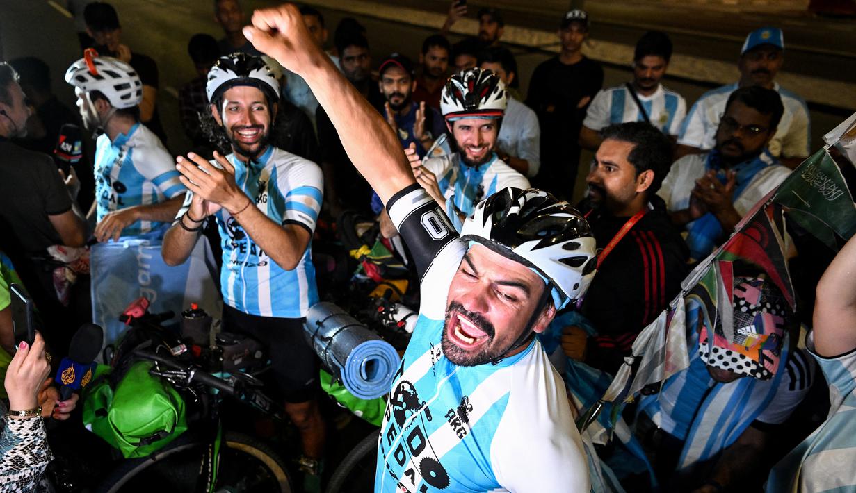 Lucas Ledezma dkk yang berasal dari Provinsi Cordoba total menempuh jarak antara Cape Town dan Doha sejauh 10.500 kilometer dengan bersepeda melintasi 15 negara yang mencakup dua benua, Afrika dan Asia. (AFP/Kirill Kudryavtsev)