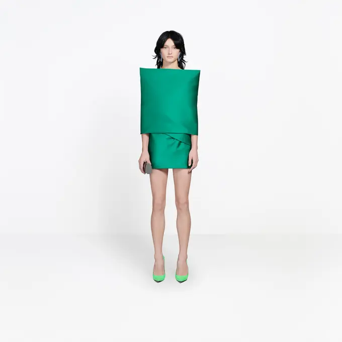 Balenciaga Rancang Gaun yang Mirip dengan Bantal Sofa