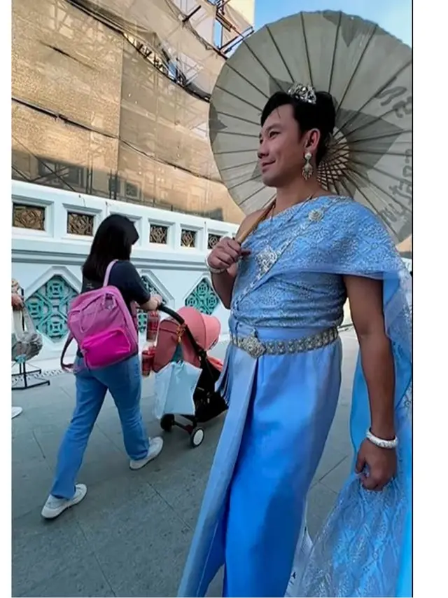 6 Potret Denny Sumargo Pakai Baju Tradisional Wanita Thailand, Jadi Pusat Perhatian