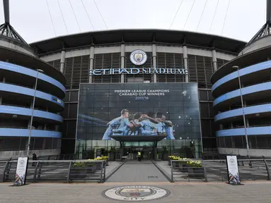 Poster raksasa bergambar pemain Manchester City terpasang di Stadion Etihad, Manchester, Senin (17/4/2018). Persiapan ini dilakukan untuk merayakan pesta juara Manchester City meraih gelar Premier League. (AFP/Paul Ellis)