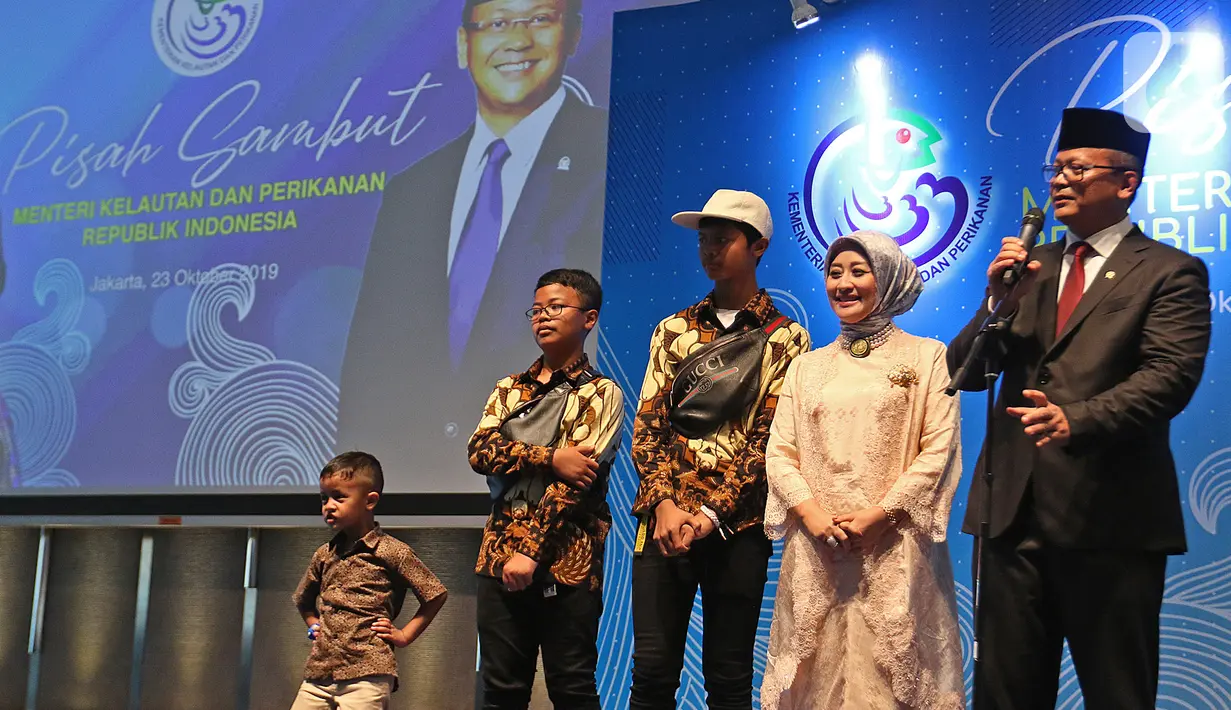 Menteri Kelautan dan Perikanan Edhy Prabowo memperkenalkan keluarganya saat acara serah terima jabatan (Sertijab) di Kantor KKP, Jakarta, Rabu (23/10/2019). Edhy yang merupakan politisi Partai Gerindra menggantikan Susi pada Kabinet Indonesia Maju periode 2019-2024. (Liputan6.com/Herman Zakharia)