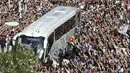 Ribuan fans menyambut pemain Real Madrid yang tiba dengan bus sebelum melawan Barcelona pada duel El Clasico di Santiago Bernabeu stadium, Madrid, (23/4/2017). Barcelona menang 3-2.  (EPA/Kiko Huesca)