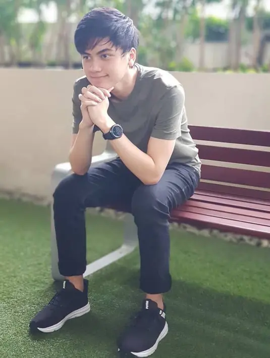 Naufal Azhaar dikenal sebagai pemain sinetron dan FTV. Meski masih muda, ia sudah punya karisma yang sanggup bikin remaja putri terkesima. (Foto: instagram.com/naufalazharr)