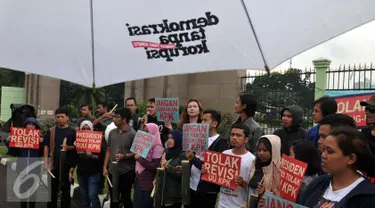 Sejumlah Demonstran dari Koalisi Masyarakat Sipil Antikorupsi dan Musisi menggelar Aksi di Depan gedung DPR, Jakarta, Rabu (17/2/2016). Dalam aksinya mereka menuntut  "Tolak Revisi UU KPK". (Liputan6.com/Johan Tallo)