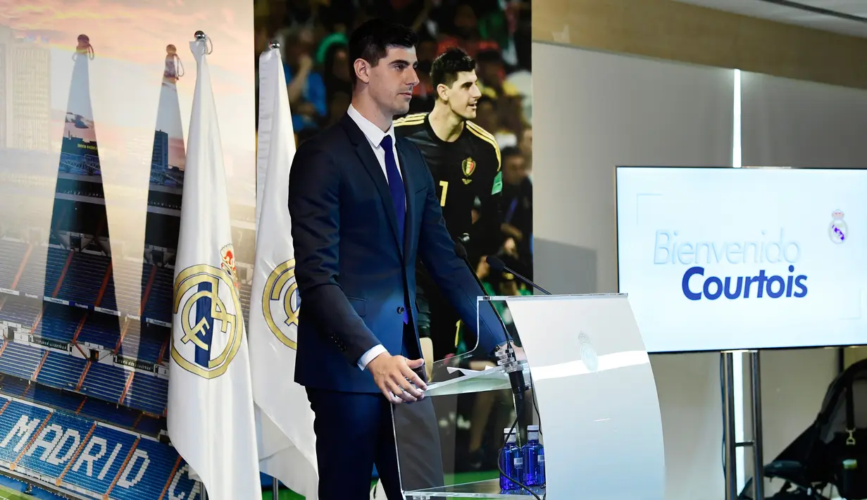 Kiper asal Belgia Thibaut Courtois memberi keterangan kepada awak media selama presentasi dirinya menjadi pemain Real Madrid di stadion Santiago Bernabeu (9/8). Courtois dikontrak Madrid selama 6 tahun. (AFP Photo/Javier Soriano)
