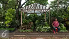 Pedagang tanaman hias menunggu pembeli di parkir Timur Senayan, jakarta, Rabu (8/2). Sejumlah pedangang mengaku sepi pembeli usai direlokasi ke dalam Kompleks GBK tujuh bulan lalu. (Liputan6.com/Gempur M. Surya)