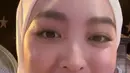Wajahnya dipulas flawless glowing dengan blush on pink serta lipstick pink glossy. Riasan mata bahkan tanpa riasan hanya bulu mata yang sudah on fleek. [@natashawilona12]