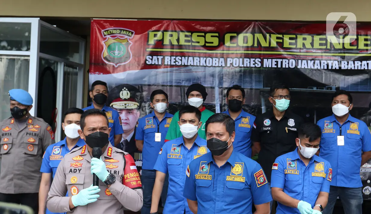 Kapolres Metro Jakarta Barat Kombes Pol Ady Wibowo (kiri) saat konferensi pers rilis pengungkapan kasus narkoba yang menjerat musisi Erdian Aji Prihartanto alias Anji di Polres Metro Jakarta Barat, Jakarta, Rabu (16/6/2021). (Liputan6.com/Herman Zakharia)