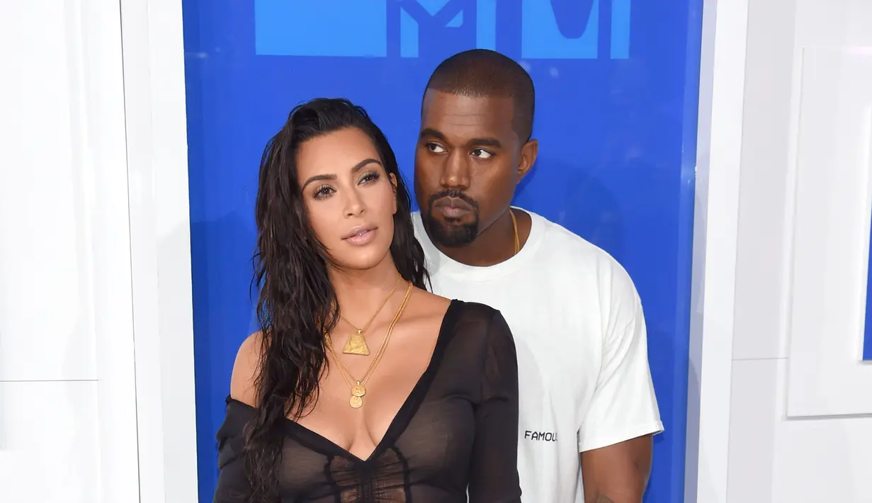 Kim Kardashian, istri dari penyanyi tampan Kanye West harus mengakhiri perjalanannya di kota Paris dengan rasa sedih. Usai menghadiri Paris Fashion Week, artis cantik ini harus kelihangan perhiasannya seharga ratusan milyar rupiah. (Instagram/Kimkardashia