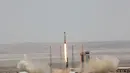 Roket Simrogh saat diluncurkan dari Pusat Antariksa Imam Khomeini, Iran (27/7). Peluncuran roket ini dilakukan Iran setelah memperingatkan akan merespons sanksi baru AS terhadap program rudal balistik Teheran. (Iranian Defense Ministry via AP)
