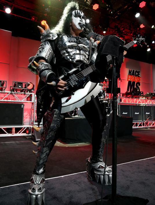 Vokalis KISS, Gene Simmons membawakan sebuah lagu selama 23rd Annual Race to Erase MS Gala di California, USA (15/4). Sampai saat ini, KISS telah merilis 44 album, dan terjual lebih dari 100 juta album di seluruh dunia. (AFP PHOTO/Frederick M. Brown)