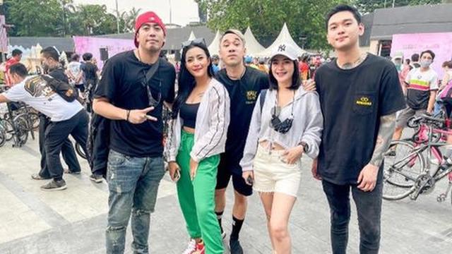 Lama Tak Terdengar Kabar, Ini 6 Potret Ikmal Tobing Drummer TRIAD Bareng Kekasih