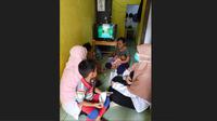 Seorang bocah laki-laki asal Teluknaga, Kabupaten Tangerang, berinisal MR, gemar memakan semen dan pasir hingga mengalami gizi buruk. (Liputan6.com/Pramita Tristiawati)