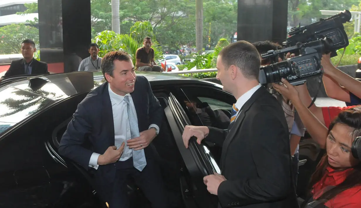 Michael Keenan tiba sekitar pukul 15.45 WIB di KPK bersama dengan sejumlah rombongan, Jakarta, Selasa (19/8/14). (Liputan6.com/Herman Zakharia)