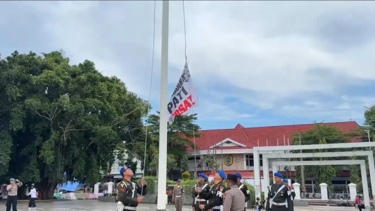 Polisi Turunkan Bendera Aliansi Masyarakat Pati Bersatu di alun-alun
